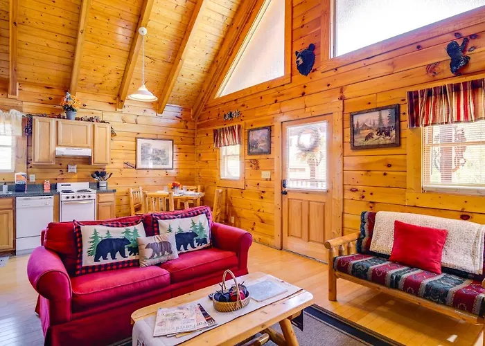 Pigeon Forge Vacation Rental - Walk Downtown!